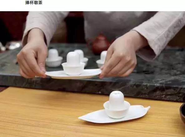 首页 职业技能 茶艺师 捧杯敬茶,即茶艺师用双手把龙凤杯捧到齐眉